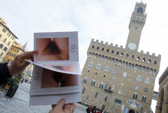 Kalendář ženského ohanbí pobouřil v Itálii zejména feministky 
