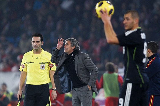 JEDINÝ ÚTONÍK. Karima Benzemu (vpravo) poslal kou José Mourinho na hit v Almerii a ve druhém poloase.