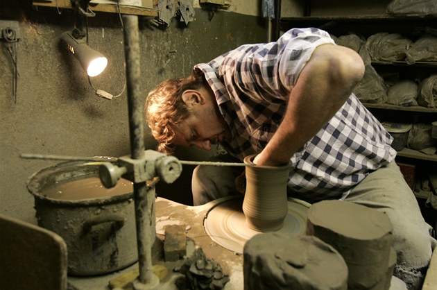 Keramik Igor Chrástek pracuje na hrníském kruhu ve své díln ve Zlechov.
