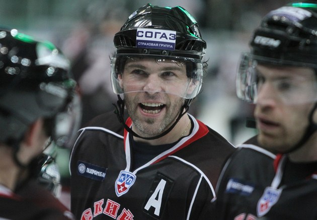 Fanou�ci na Kladn� letos je�t� Jágrovi fandit nebudou, podle bookmaker� z�stane v KHL nebo se vrátí do NHL.
