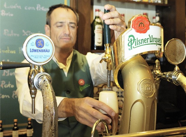 Plze�ský Prazdroj se �epuje i v restauracích ve �pan�lsku.