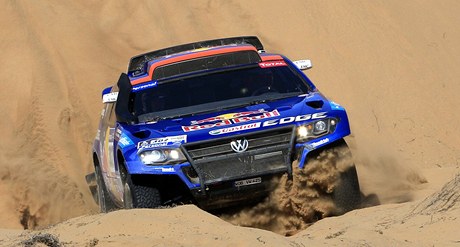 Mezi automobily bojuje na Dakaru o pedn pky katarsk zvodnk Attja.
