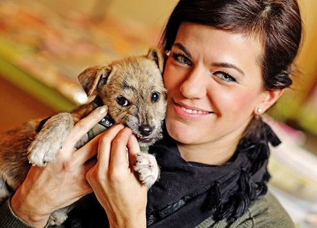 Zpvaka Marta Jandov se svm novm psm prstkem do rodiny.