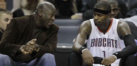Majitel basketbalovho tmu Charlotte Michael Jordan v rozhovoru s hrem Bobcats Stephenem Jacksonem bhem zpasu proti Memphisu. 