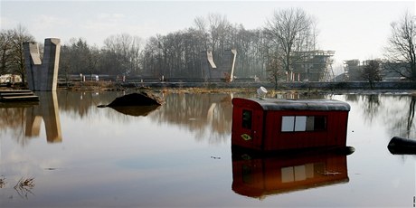 Zaplaven stavenit silnice I/37 z Pardubic do Hradce Krlov