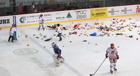 Tinet fanouci po prvnm glu domcch, kter stelil Jan Peterek, zasypali ledovou plochu stovkami plyovch hraek.