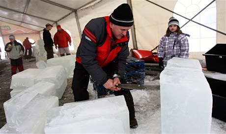 Socha Jaroslav Holec pipravuje ledov bloky.
