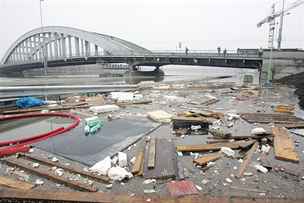 Naplavený nepoádek pod Beneovým mostem v Ústí nad Labem. (17. ledna 2010)
