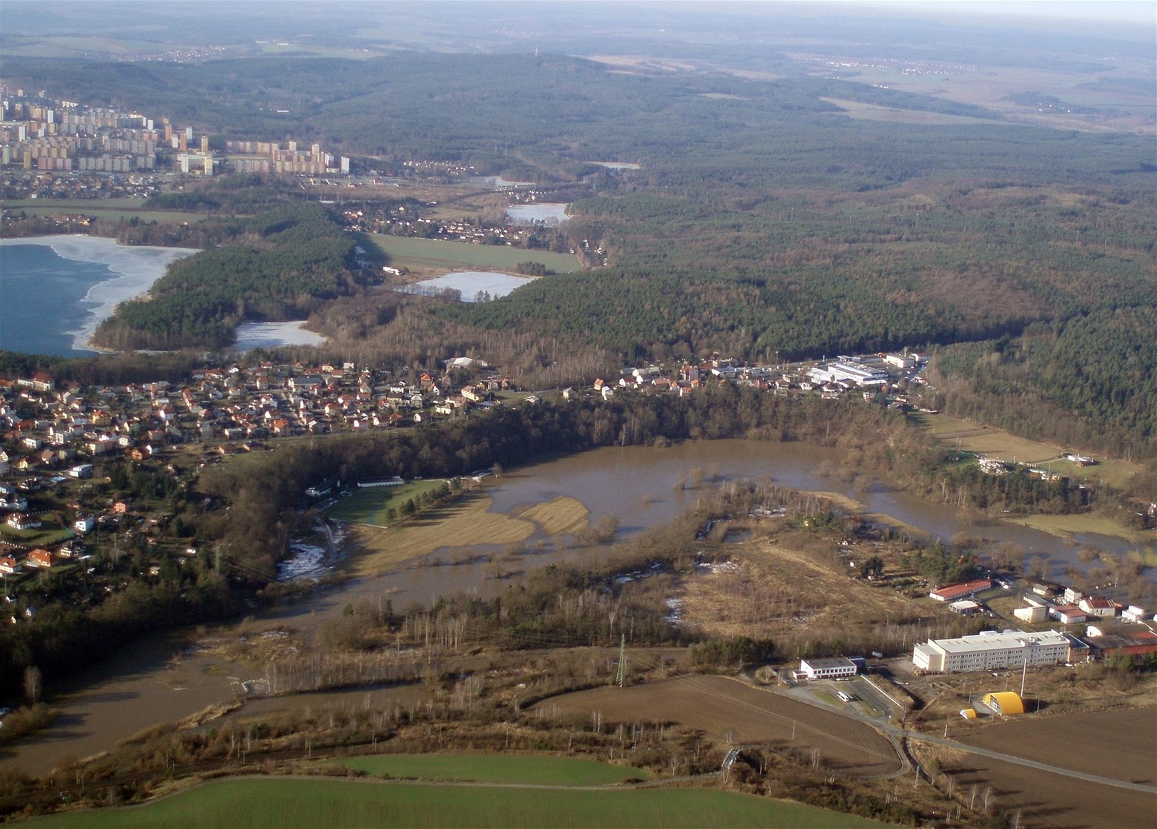 OBRAZEM: Letecké záběry lednové povodně v Plzni - iDNES.cz