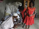Darlene Etiennová, která pi loském zemtesení na Haiti peila 15 dní pod troskami, ukazuje v Marchand Dessaline fotky své záchrany (11. ledna 2010)