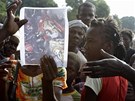 Darlene Etiennová, která pi loském zemtesení na Haiti peila 15 dní pod troskami, ukazuje v Marchand Dessaline fotky své záchrany (11. ledna 2010)