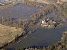 Povodn leden 2011 - istika odpadních vod a kostelík sv. Jií v Plzni na Doubravce