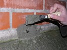 Dead Drops - projekt zazdných USB schránek u pronikl i do eské republiky. První mrtvá schránka je k nalezení ve zdi erveného kostela na brnnském Komenského námstí. 