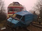 Nehoda, pi které smetl vlak na elezniním pejezdu dodávku, zastavila provoz na trati z Brna do Jihlavy