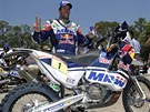 panlský jezdec Marc Coma pózuje se svým motocyklem poté, co tuto kategorii ovládl na Rallye Dakar 