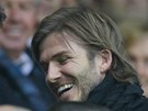 VIP SEKTOR. Moná budoucí posila Tottenhamu David Beckham vtipkuje na tribun s kouem anglické reprezentace Fabiem Capellem.