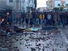 Zábry z amatérského videa poízeného v ulicích tuniského msta Douz (12. ledna 2011)