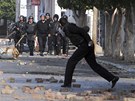 Protestující házejí kamení po tuniských policistech (10. ledna 2011)