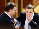 Premiér Petr Neas pi debat s ministrem dopravy Vítem Bártou. (15. prosince 2010)
