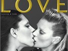 Kate Mossová pi vánivém polibku s transexuální modelkou Leou T na titulní...