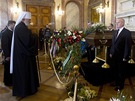 Rozlouení s Jiím Dienstbierem v Senátu - metropolita pravoslavné církve Krytof u katafalku (14. ledna 2011)