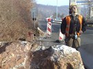 Na silnici u Vraného nad Vltavou se zítil kus skály (17. ledna 2011).