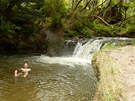 Koupel pod horkým vodopádem v Kerosinovém potoce nedaleko Rotoruy.