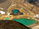 Ozdobou sopené krajiny na treku Tongariro Crossing jsou Smaragdová jezírka.