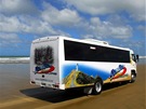 Dune Rider, speciální terénní autobus, jezdí s turisty po 90mílové plái na severní cíp.