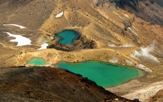 Ozdobou sopené krajiny na treku Tongariro Crossing jsou Smaragdová jezírka.