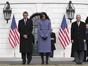 Americk prezident Barack Obama s manelkou uctvaj minutou ticha obti z arizonskho Tucsonu (10. ledna 2011)