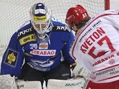 Třinecký David Květoň se snaží překonat Jiřího Trvaje v brance Komety.