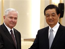 Americk ministr obrany Robert Gates (vlevo) a nsk prezident Chu in-tchao bhem setkn v Pekingu (11. ledna 2011)