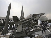 Vstavka replik severokorejskch raket typu Scud-B a jihokorejskch raket v Soulu