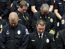 Amerit policist pi smutenm ceremonilu v arizonskm Tucsonu (12. ledna 2011)