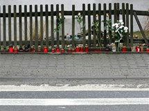Na pamtku tragickho mrt kolaky zaplili lid asi dvactku svek na okraji chodnku u pechodu pro chodce v centru Rapotic na Tebsku. 