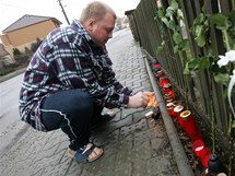 Na pamtku tragickho mrt kolaky zaplili lid asi dvactku svek na okraji chodnku u pechodu pro chodce v centru Rapotic na Tebsku. 