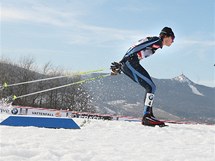 OSTR TEMPO. Zvodnci projdj jednou z pas na trati sprintu dvojic bhem Svtovho pohru ve Vesci.