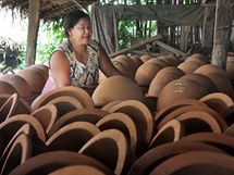 Barmnka kontroluje, zda je vyroben keramika v podku