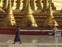 Na obnovu ponien pagody v Twante se po Nargisu sloili buddhist z celho svta