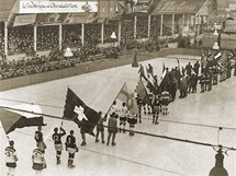 Slavnostn nstup astnk mistrovstv svta v roce 1938 v Praze.