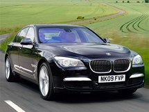 Automobil BMW 740d.