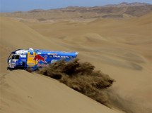 Eduard Nikolajev s kamionem Kamaz v 9. etap rallye Dakar 2011.