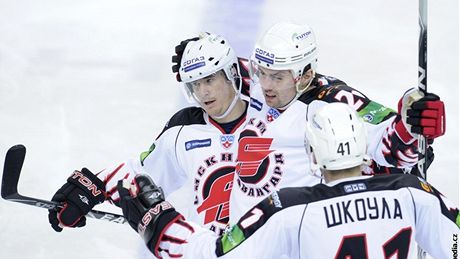 Radost hokejistů Omsku. Zleva Červenka, Kuljaš a Škoula