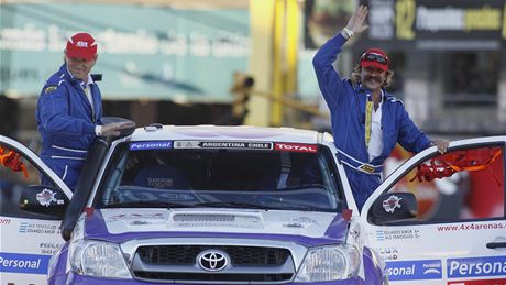 Dob�e nalad�ný Eduardo Amor (vpravo) p�i startu Rallye Dakar. Po tragické nehod� je jeho nálada opa�ná.