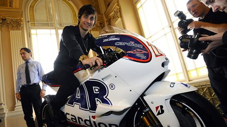 Karel Abraham s motocyklem Ducati, se kterým bude v nadcházející sezon startovat v královské tíd MotoGP. 