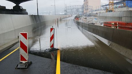 Zatopená stavba protipovod�ové vany v Ústí nad Labem