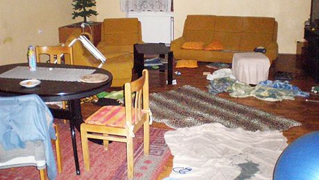 V dom Luboe Raitingera v Hrkách nkdo rozlil holavinu a pokusil se ho zapálit