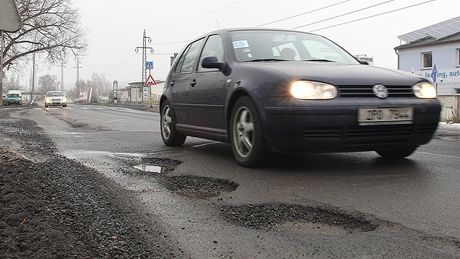 �idi�i kli�kují mezi dírami na Jate�ní ulici v Plzni