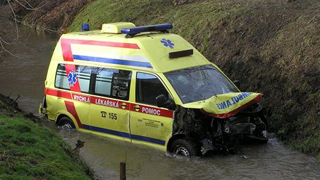 Pi tragické sráce sanitky s osobním autem v Domalicích skonilo vozidlo záchraná v ece